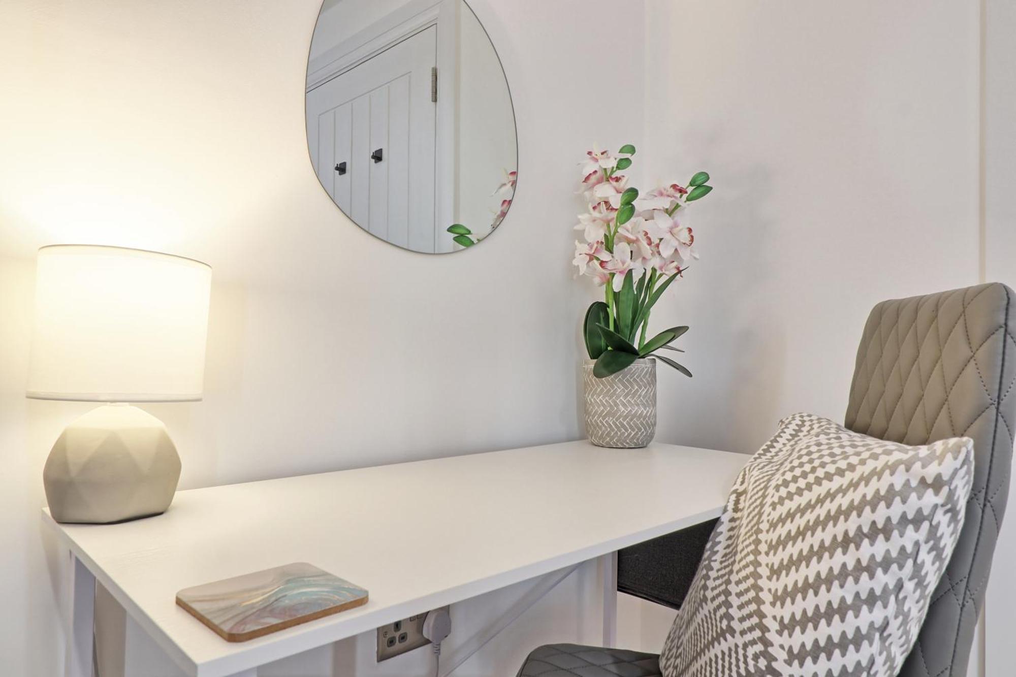 Writtle Massive 4 Bedroom Apartment With Parking In Gorgeous Countryside Location & Short Drive To Chelmsford City Centre Contractors Welcome Eksteriør billede
