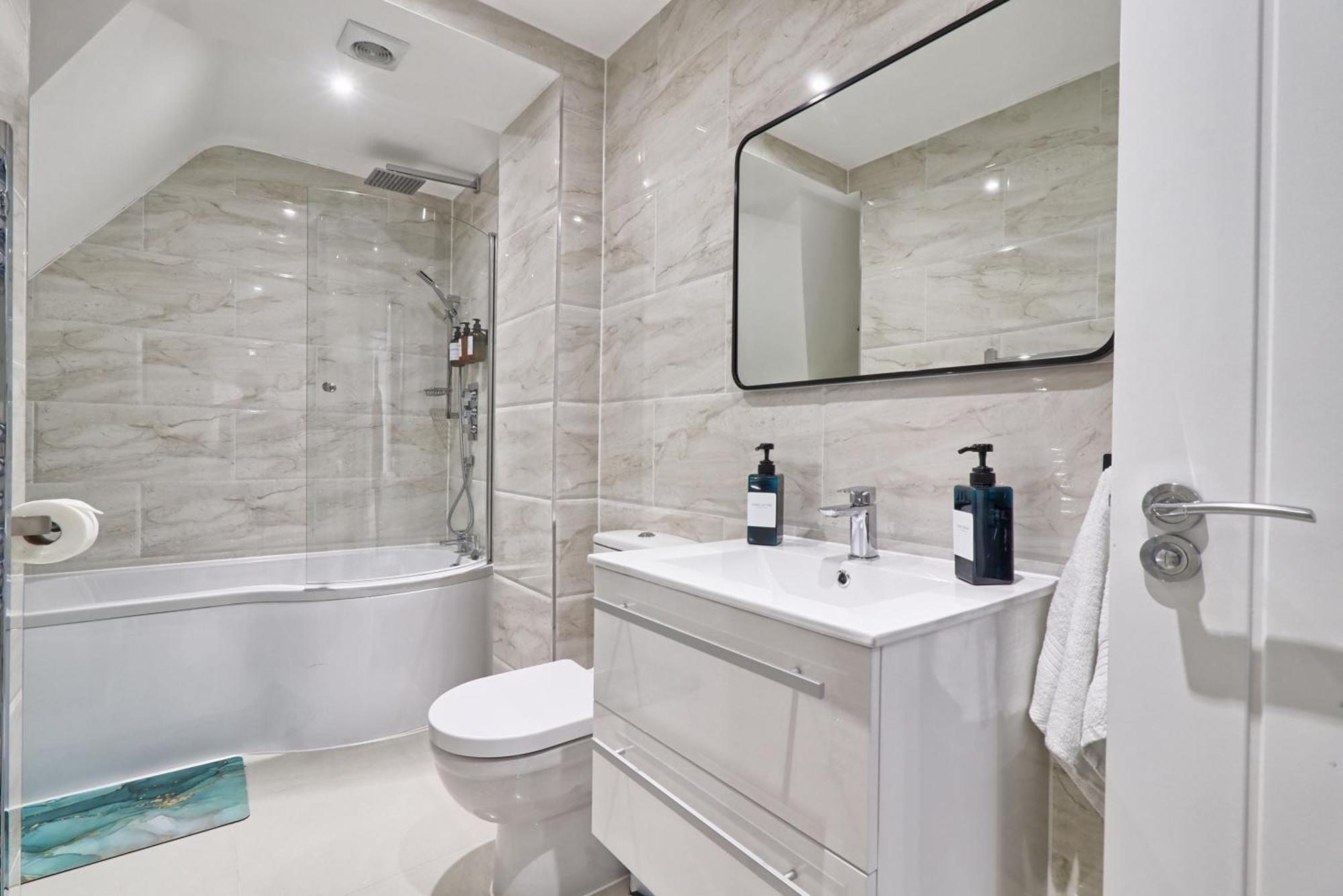 Writtle Massive 4 Bedroom Apartment With Parking In Gorgeous Countryside Location & Short Drive To Chelmsford City Centre Contractors Welcome Eksteriør billede